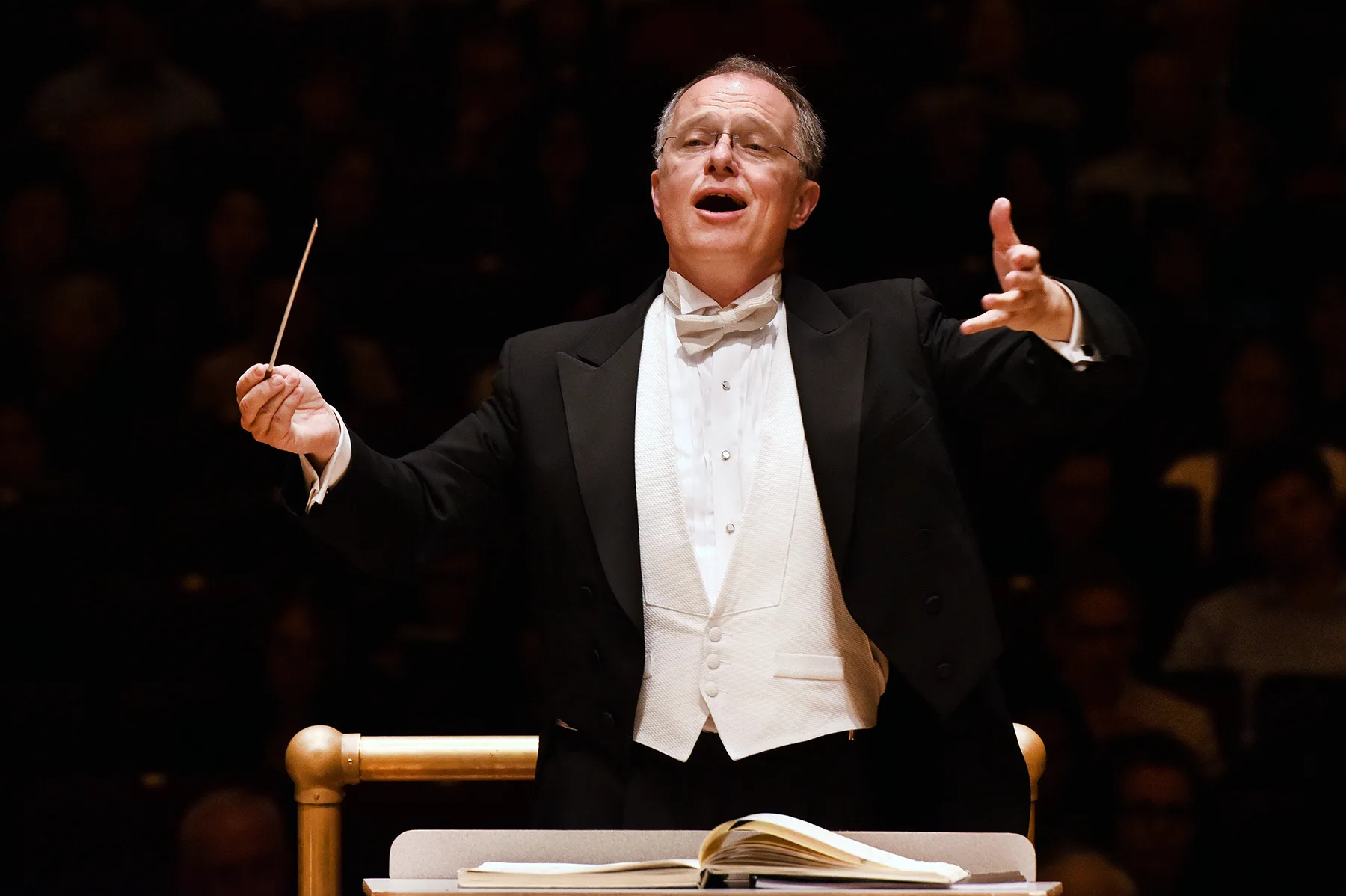 Kent Tritle leading the Oratorio Society of New York in a performance of J. S. Bach's Mass in B minor. Photo by Eduardo Patino, NYC
