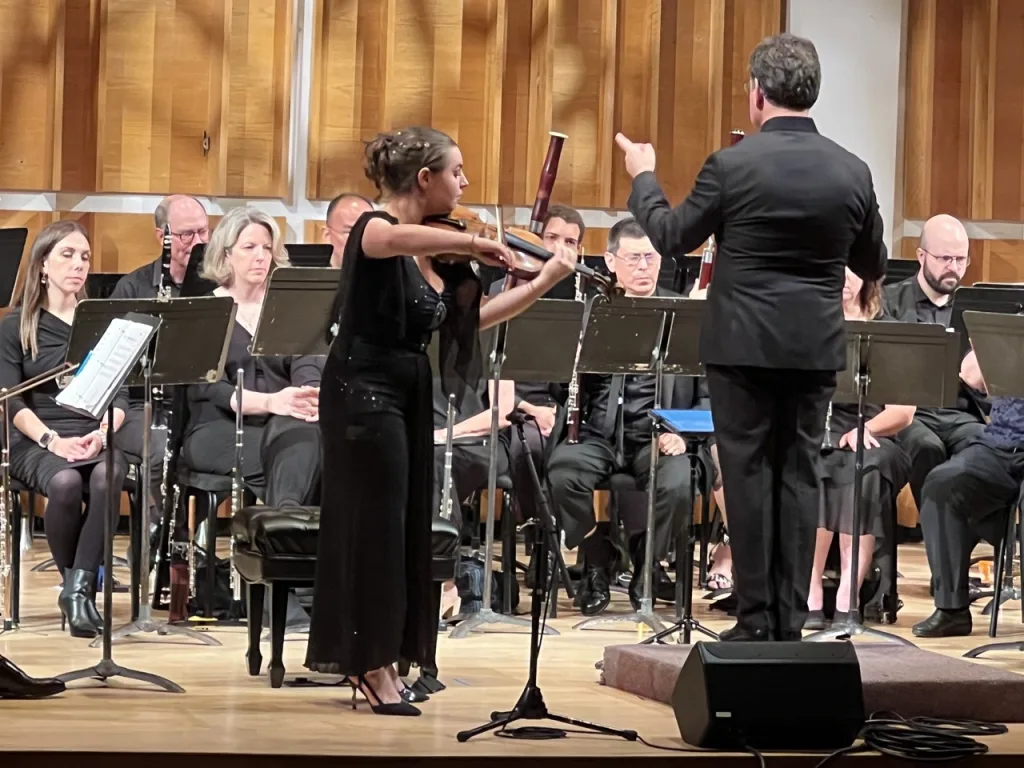 Violinist Bianna Bell with David Bernard and the Park Avenue Chamber Symphony at Merkin Hall. Photo by Edward Kliszus