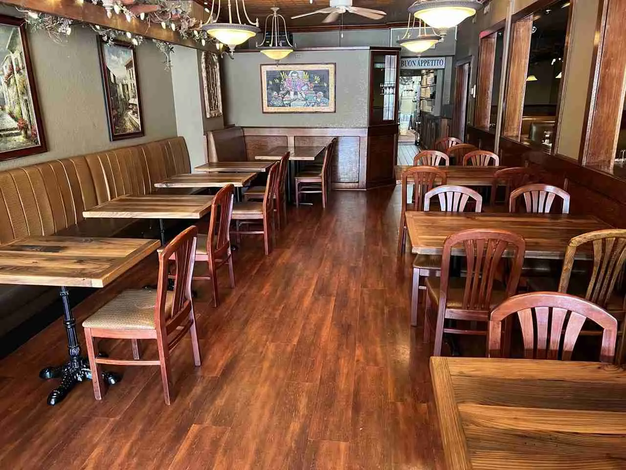 Indoor seating at Spano's. Photo by Valérie Blanchard