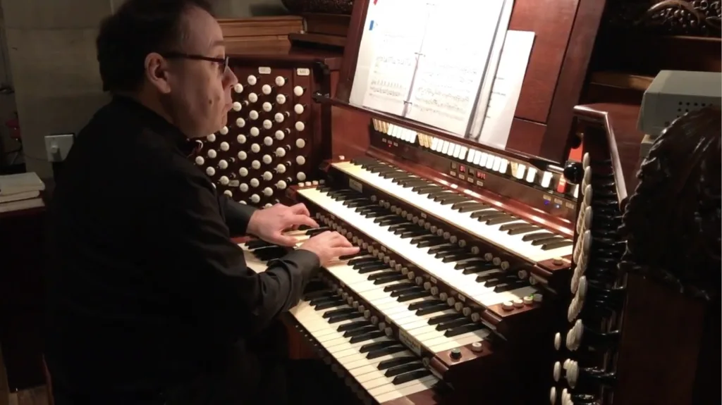 David Briggs, Organist. Courtesy david-briggs.org