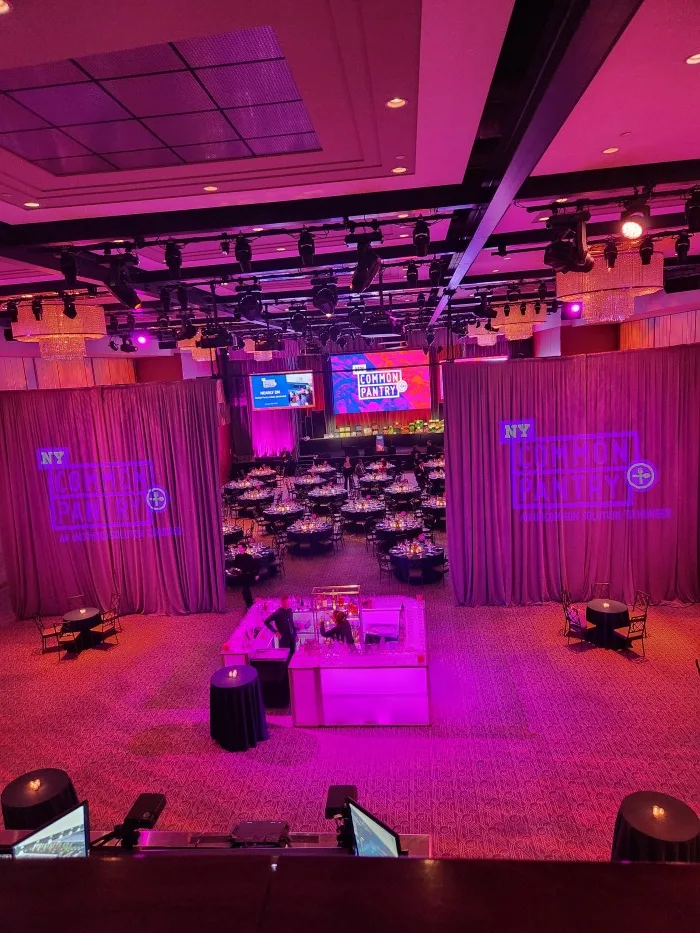 A room with tables and chairs Description automatically generated