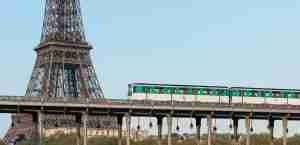 Métro_Ligne_6_crossing_the_Pont_de_Bir-Hakeim,_Paris_10_April_2014. DXR, CC BY-SA 3.0 , via Wikimedia Commons