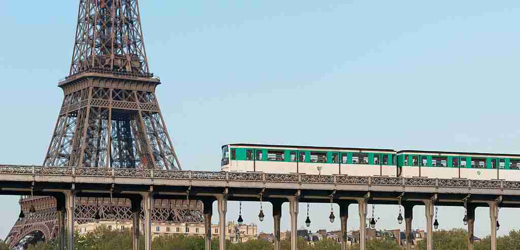Métro_Ligne_6_crossing_the_Pont_de_Bir-Hakeim,_Paris_10_April_2014. DXR, CC BY-SA 3.0 , via Wikimedia Commons