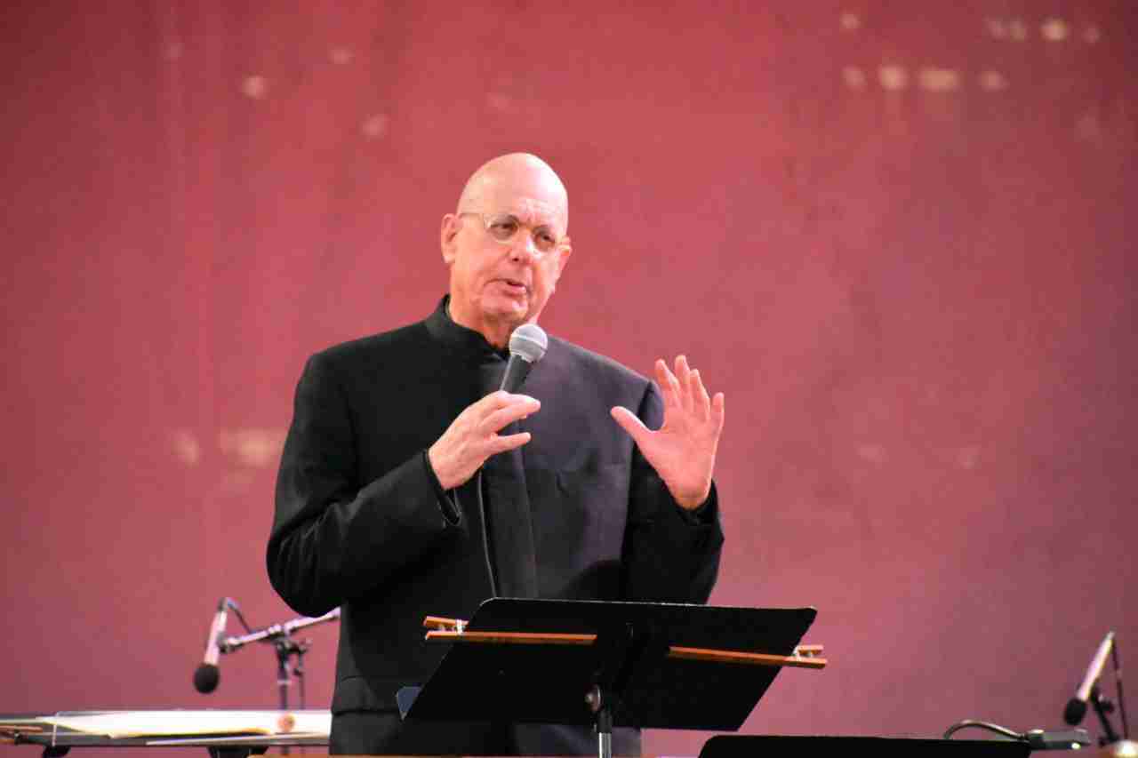 Leon Botstein describing the music Beyond The Hall by the American Symphony Orchestra at Bryant Park. Photo by Edward Kliszus