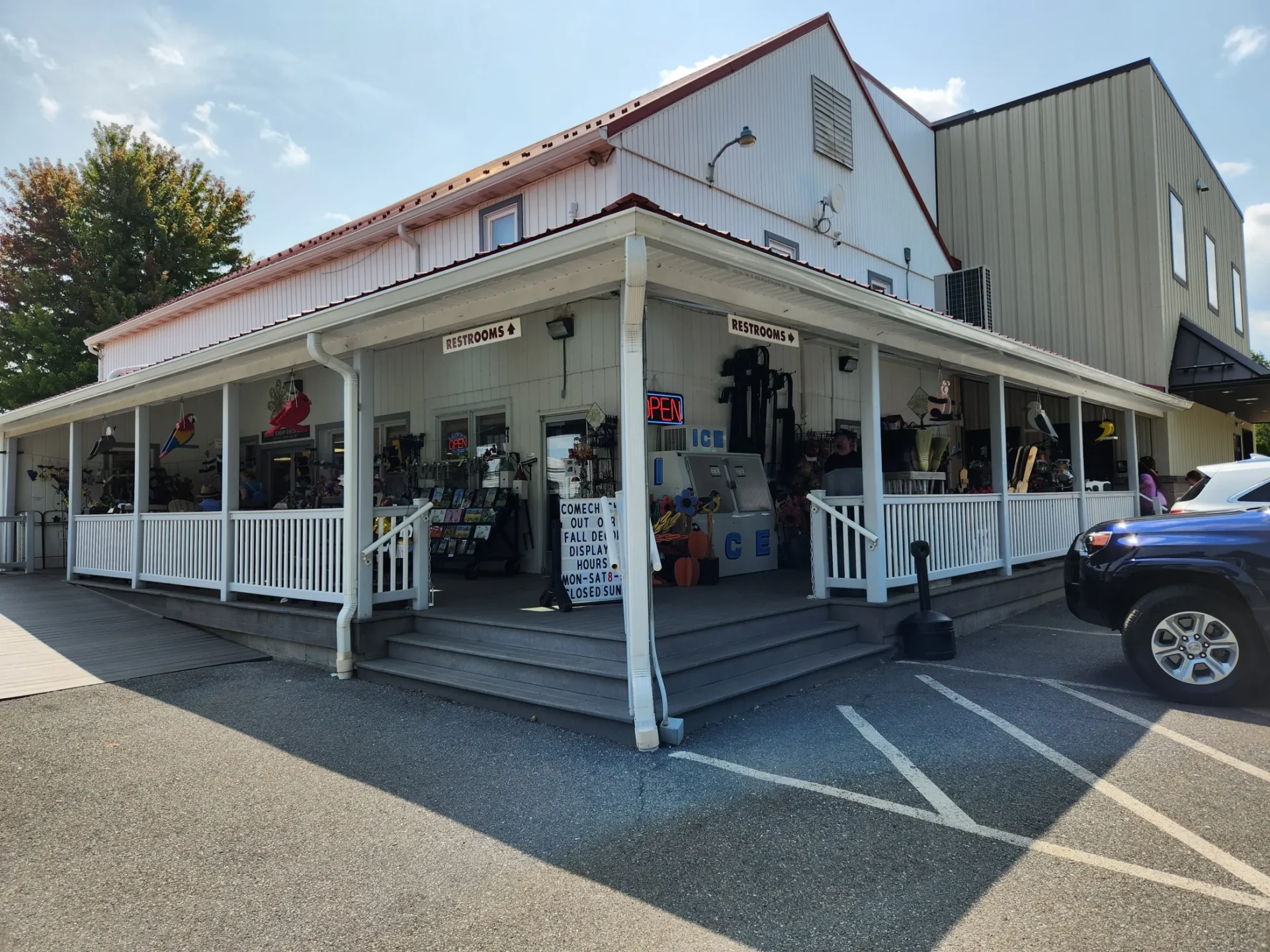 Outdoor view of an Amish general store. Photo by Sora Vernikoff