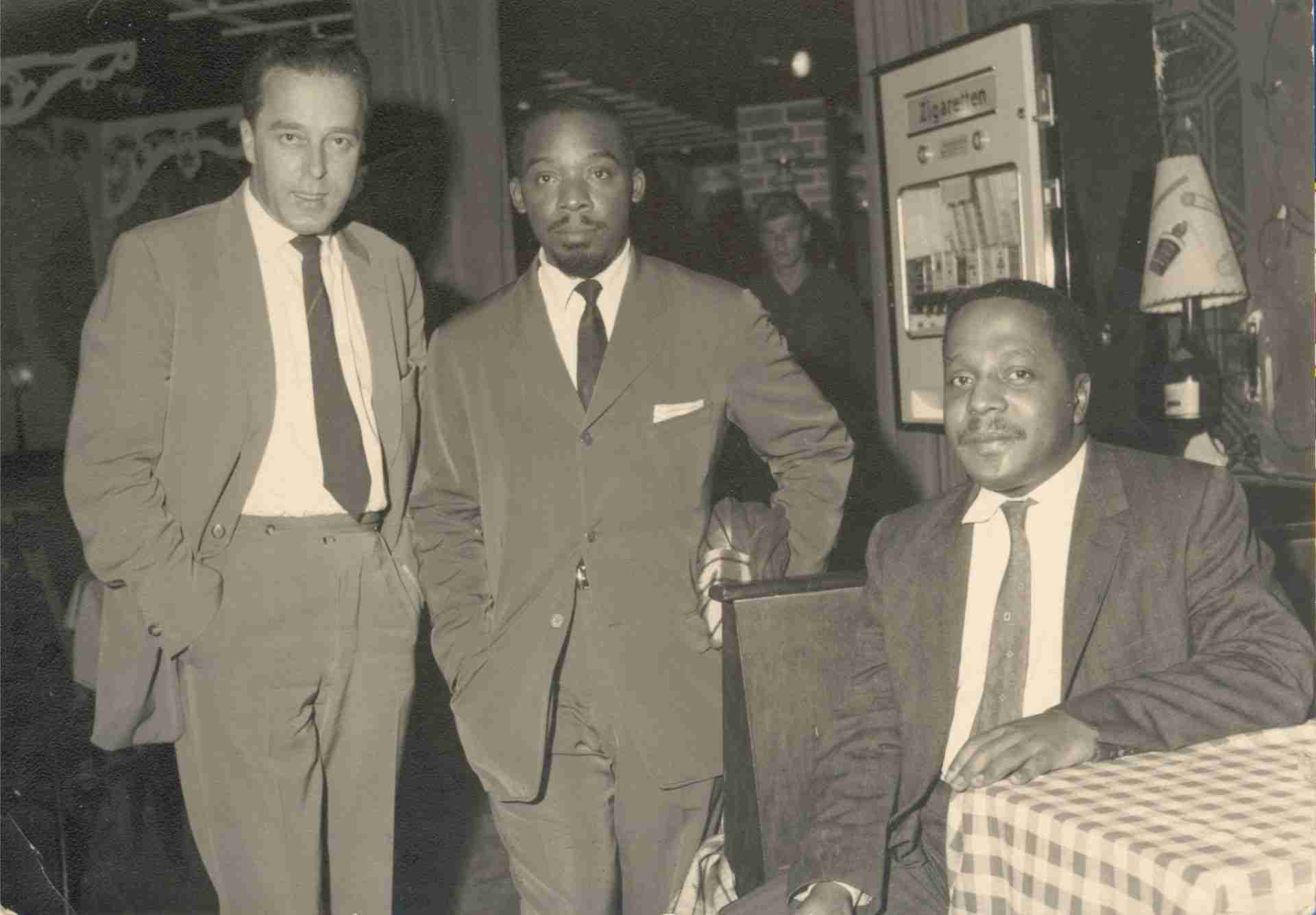 Hans Rossbach with Kenny Clark and Bud Powell, circa 1960. Unknown photographer, CC BY 4.0 <https://creativecommons.org/licenses/by/4.0>, via Wikimedia Commons
