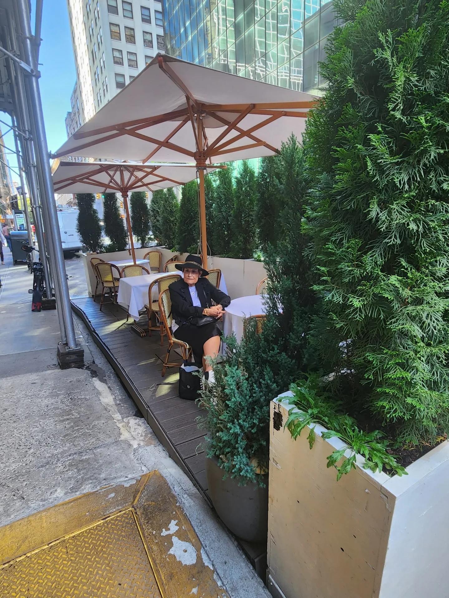 Outdoor seating at Le Bilboquet Photo by Sora Vernikoff