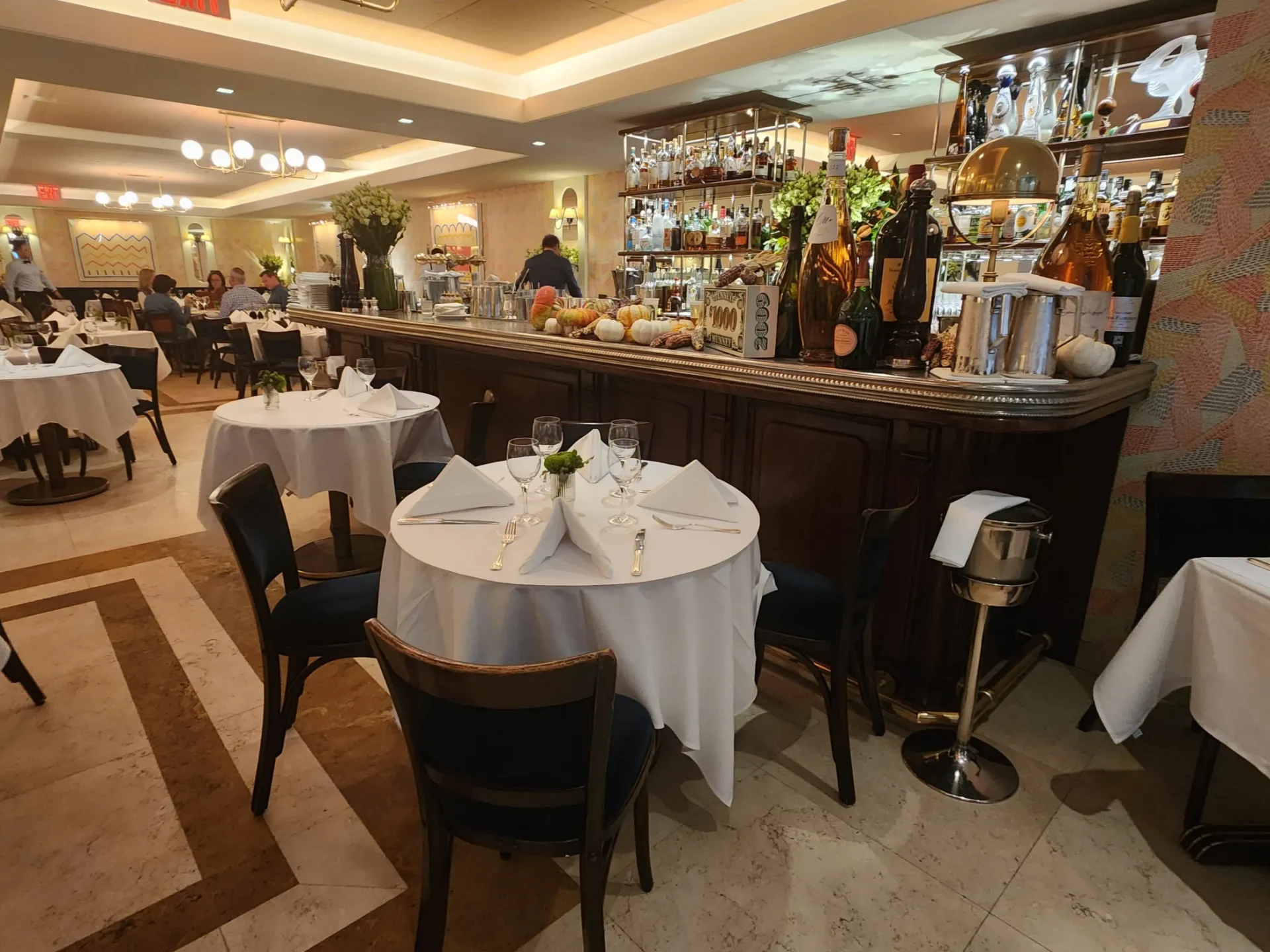 Bar seating at Le Bilboquet Photo by Sora Vernikoff