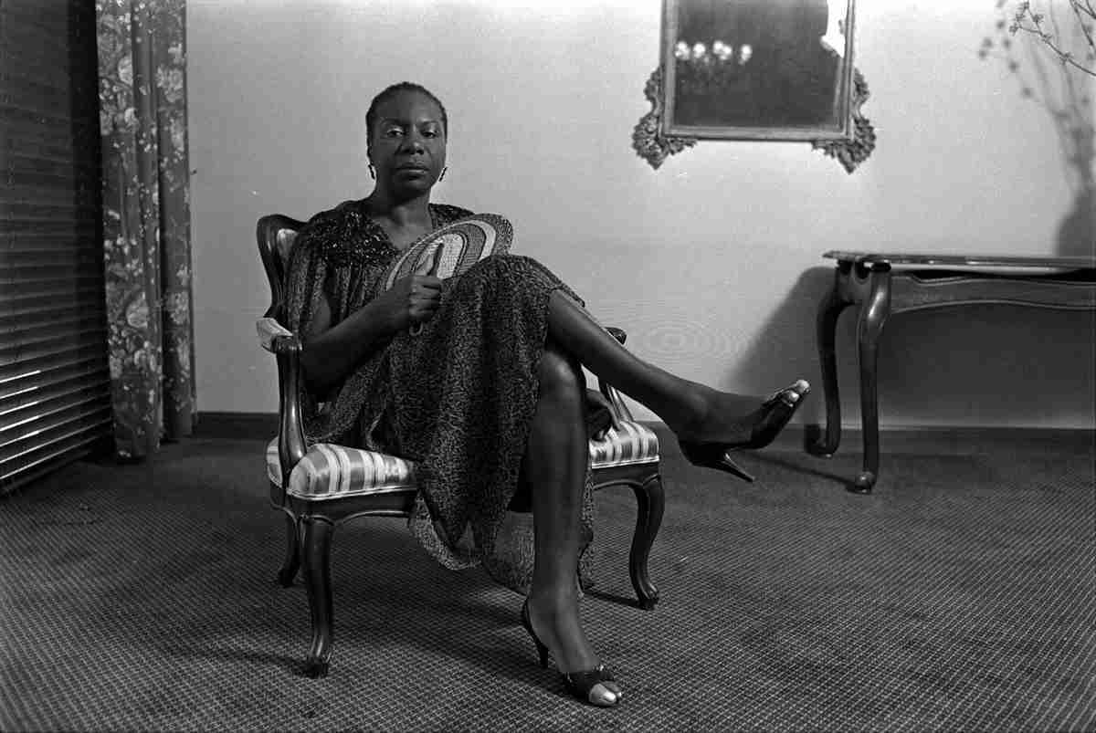 Nina Simone in her home (1985). Photo by David Becker, Los Angeles Times, CC BY 4.0 <https://creativecommons.org/licenses/by/4.0>, via Wikimedia Commons