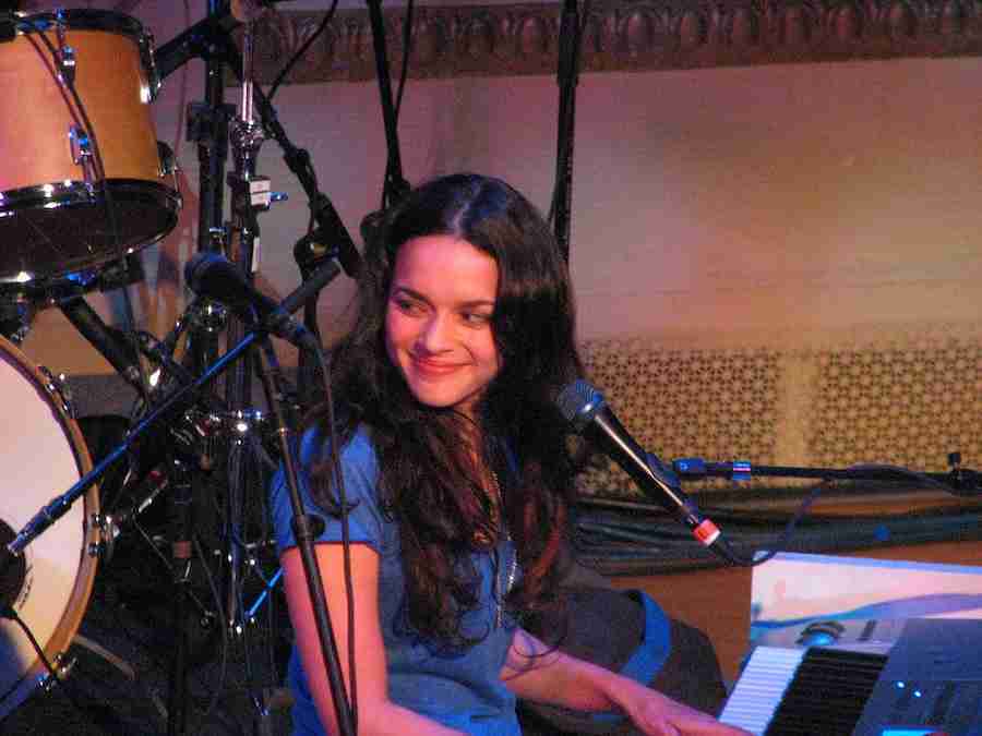 Norah Jones at Bright Eyes (2007). Photo by Yaffa Phillips, via Wikimedia Commons