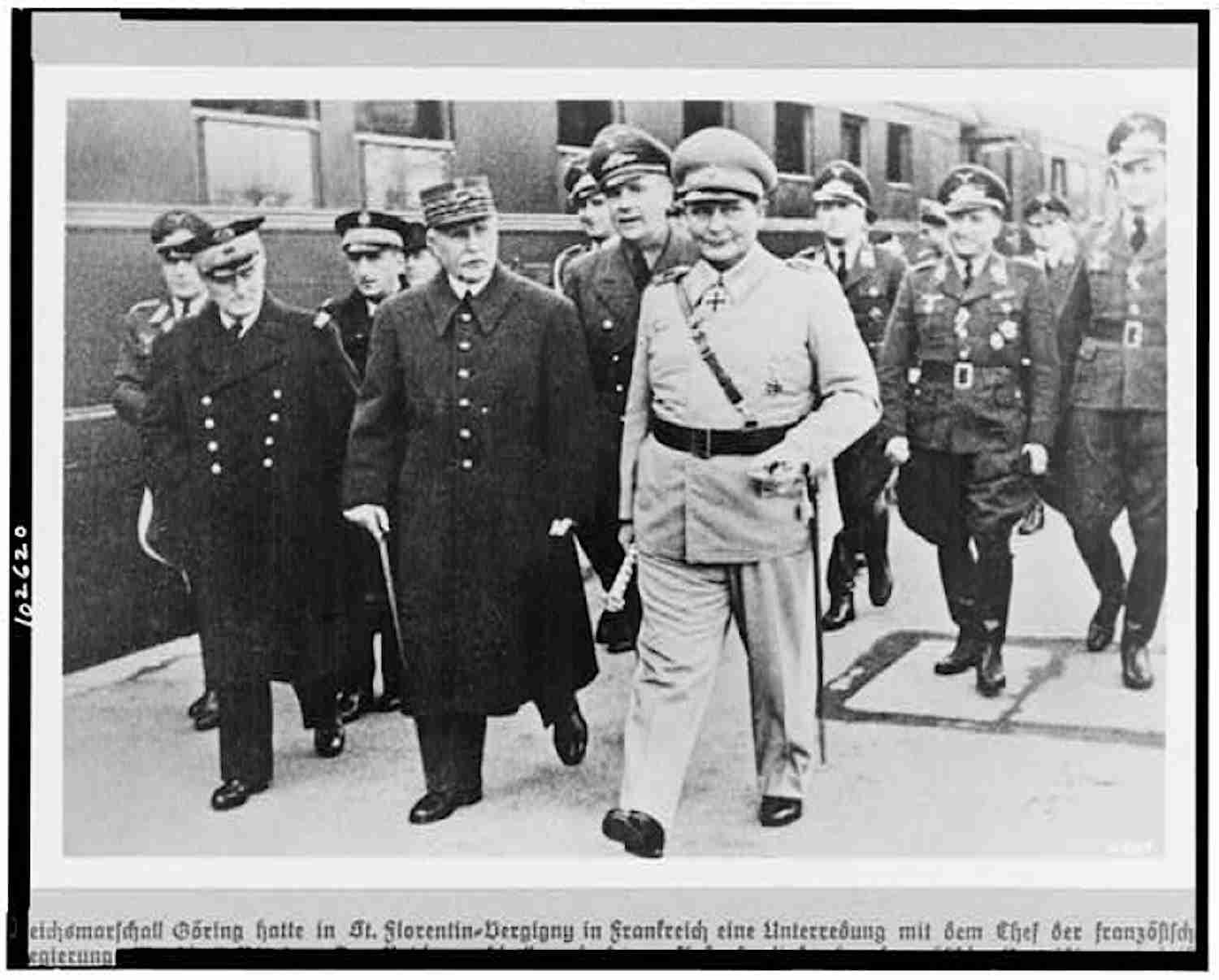 Photo of Hermann Göring being met by minister of defense Darlan and Marshal Pétain as he arrived for discussions with Marshal Pétain. December 1941. Reichsministerium für Volksaufklärung und Propaganda. Berlin, Public domain, via Wikimedia Commons