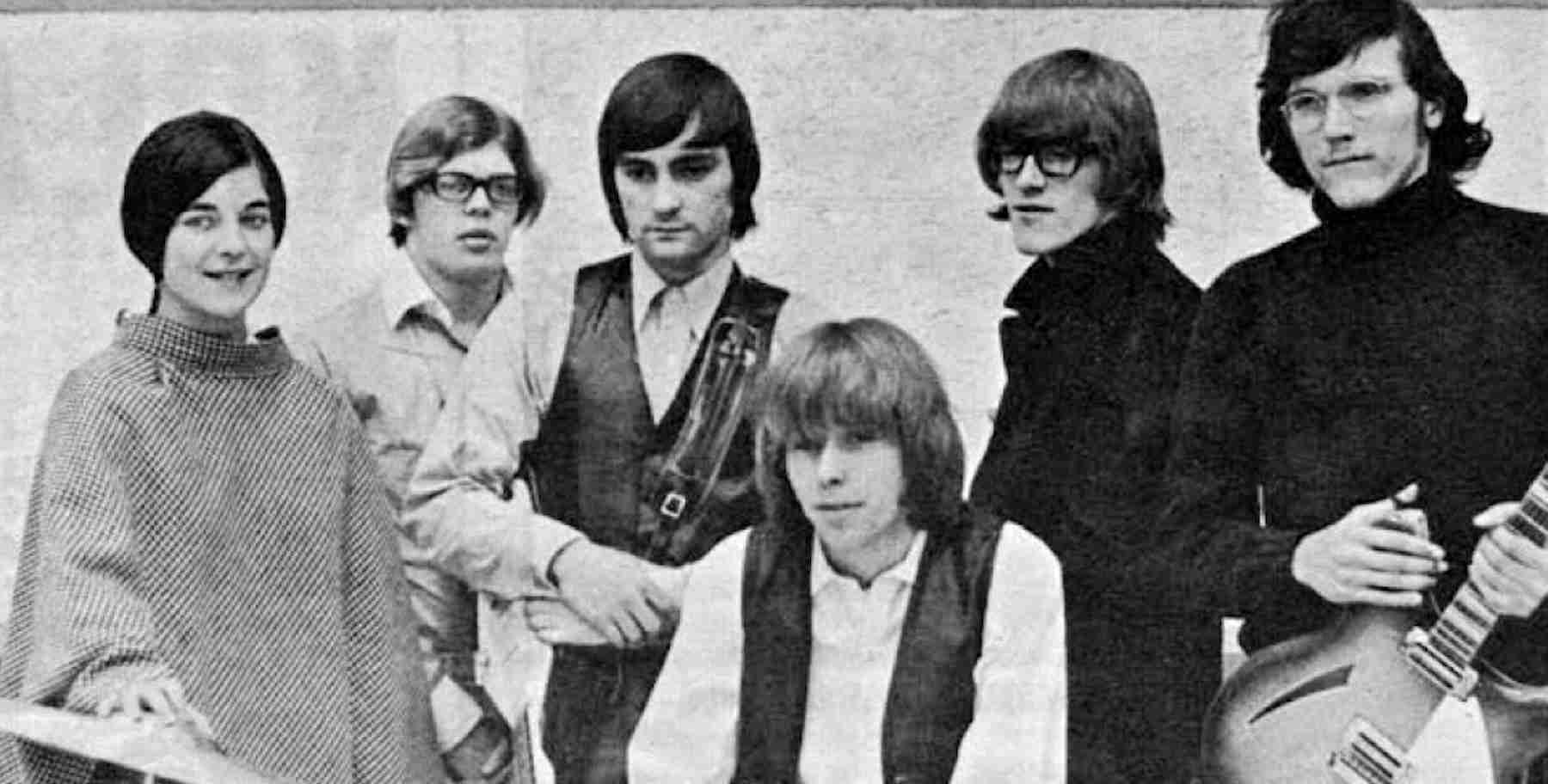 Photo of Jefferson Airplane before Grace Slick joined the group. From left- Signe Anderson, Jack Casady, Marty Balin, Skip Spence, Paul Kantner and Jorma Kaukonen. When Anderson left the group, she was replaced by Grace Slick. KRLA/Beat Publications-page 2 Photo by Chuck Boyd of Beat. The newspaper was produced for KRLA Radio, Los Angeles, in the mid-1960s., Public domain, via Wikimedia Commons