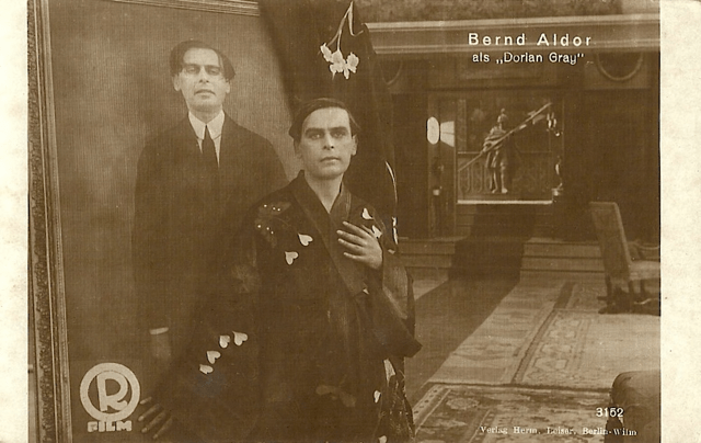Bernd Aldor in The Picture of Dorian Gray (Richard Oswald, 1917). German postcard by Hermann Leiser Verlag, Berlin, No. 3152. flickr.com/photos/truusbobjantoo/23792228663, Public domain, via Wikimedia Commons