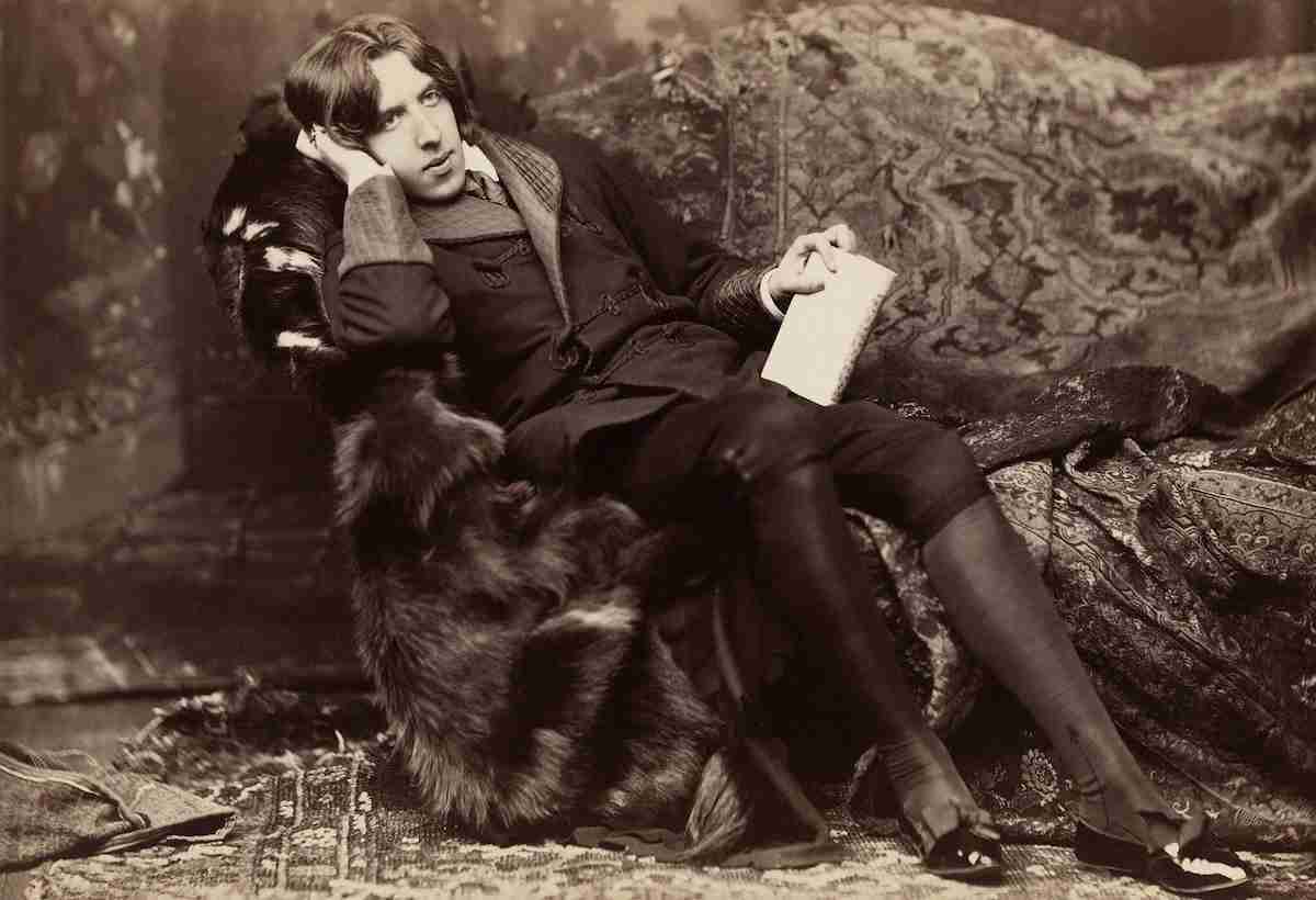 Oscar Wilde, photographic print on card (albumen silver print). By Napoleon Sarony, Public domain, via Wikimedia Commons
