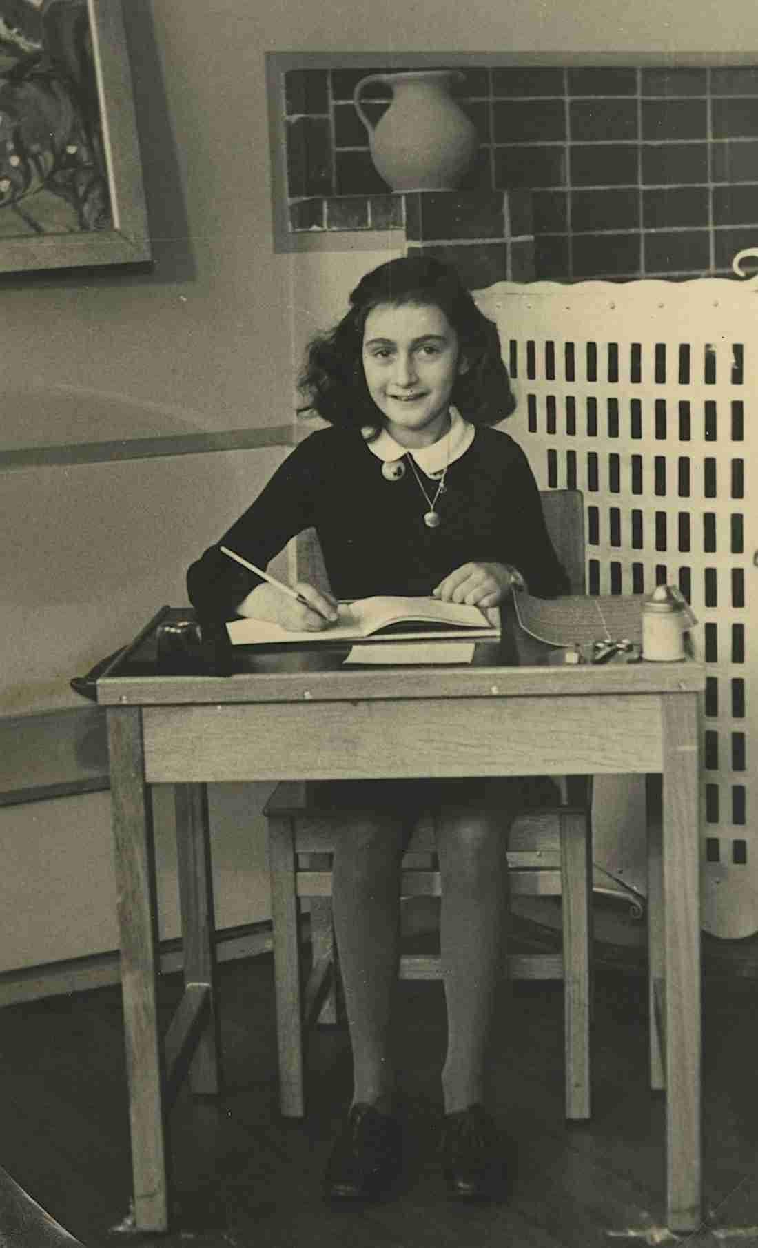 Anne Frank in 1940, while at 6. Montessorischool, Niersstraat 41-43, Amsterdam (the Netherlands). Unknown photographer; Collectie Anne Frank Stichting Amsterdam, Public domain, via Wikimedia Commons