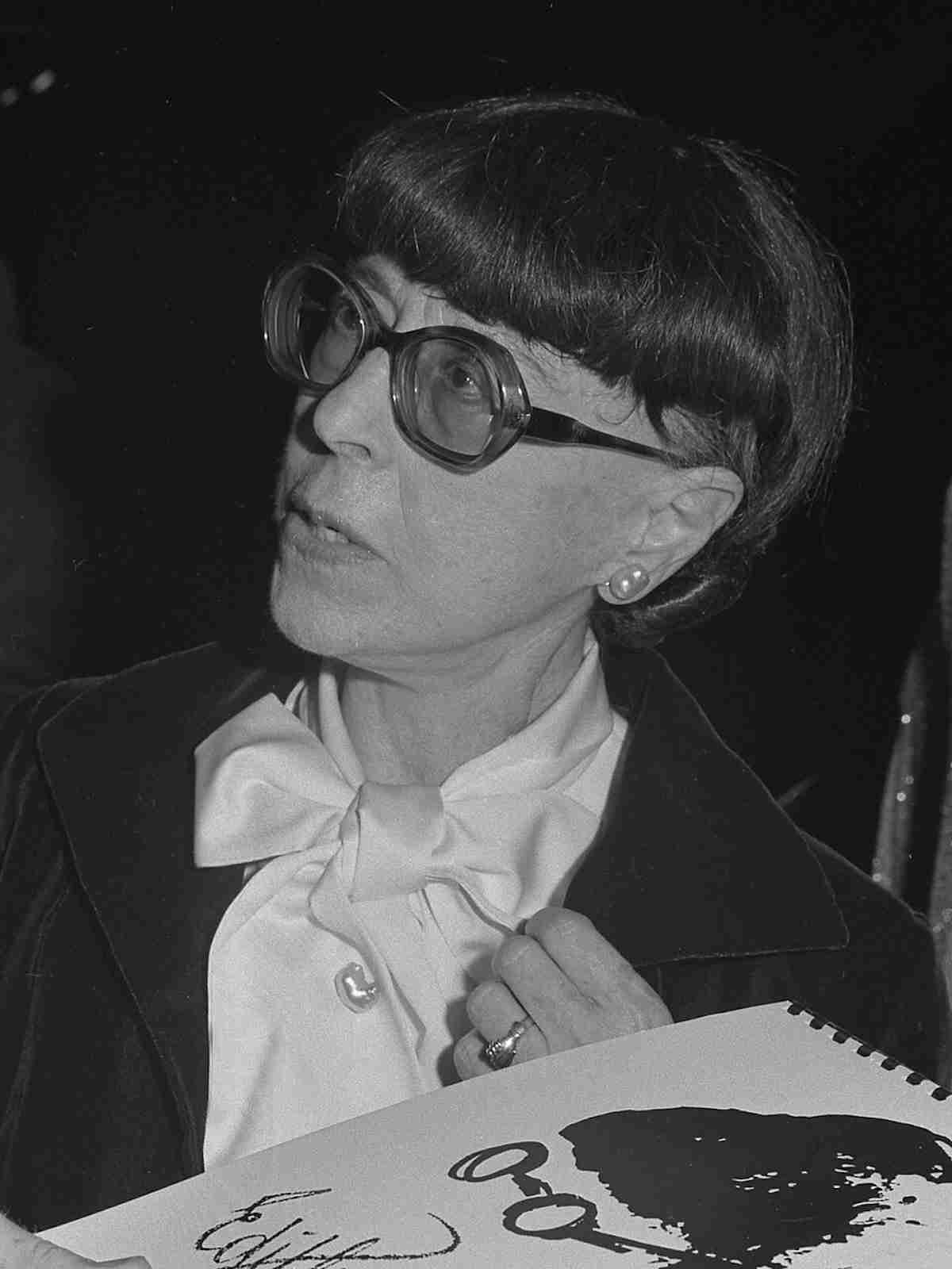 Edith Head (1976), Hollywood costume diva, at opening night of retrospective of her work from 1923 to present at Museum of Science and Industry. Marianna Diamos, Los Angeles Times, CC BY 4.0 <https://creativecommons.org/licenses/by/4.0>, via Wikimedia Commons