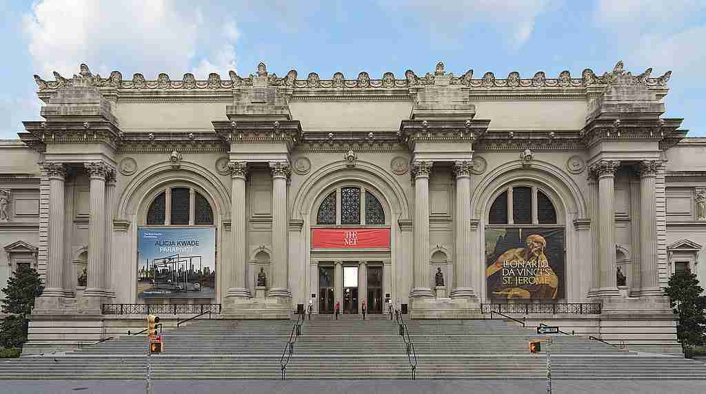 The Metropolitan Museum of Art (The Met) entrance façade in Upper East Side, Manhattan, New York City. Hugo Schneider, CC BY-SA 2.0 <https://creativecommons.org/licenses/by-sa/2.0>, via Wikimedia Commons