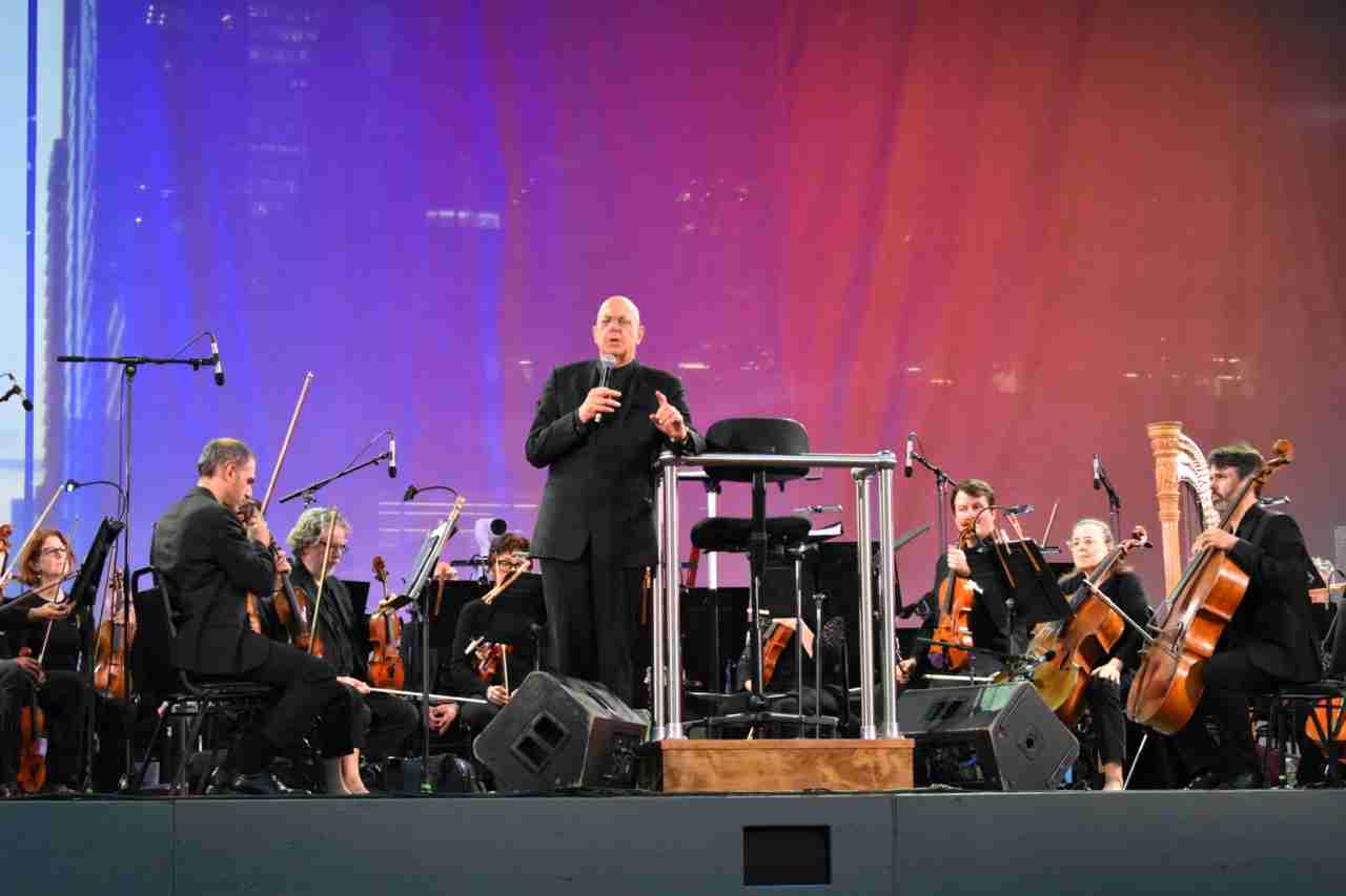 Maestro Leon Botstein introducing each musical work in a concert entitled New York Profiles by the American Symphony Orchestra at Bryant Park. Photo by Edward Kliszus 