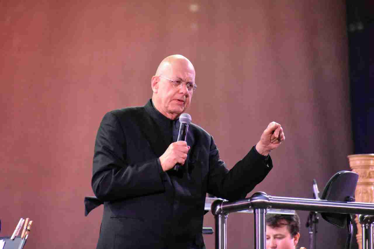 Maestro Leon Botstein describing one of the musical works performed by the American Symphony Orchestra in a program entitled New York Profiles at Manhattan's Bryant Park. Photo by Edward Kliszus 