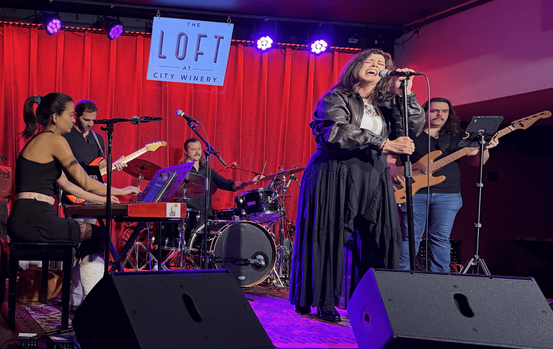 The Mary Bridget Davies Band — Lead & rhythm guitar, bass, keyboards & organ, drums, and percussion with Mary Bridget Davies in Women Who Rock You at The Loft at City Winery, NYC. Photo by Edward Kliszus